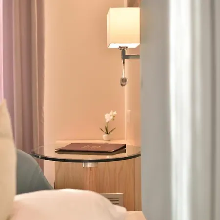 Tettola فندق سانت فلوران